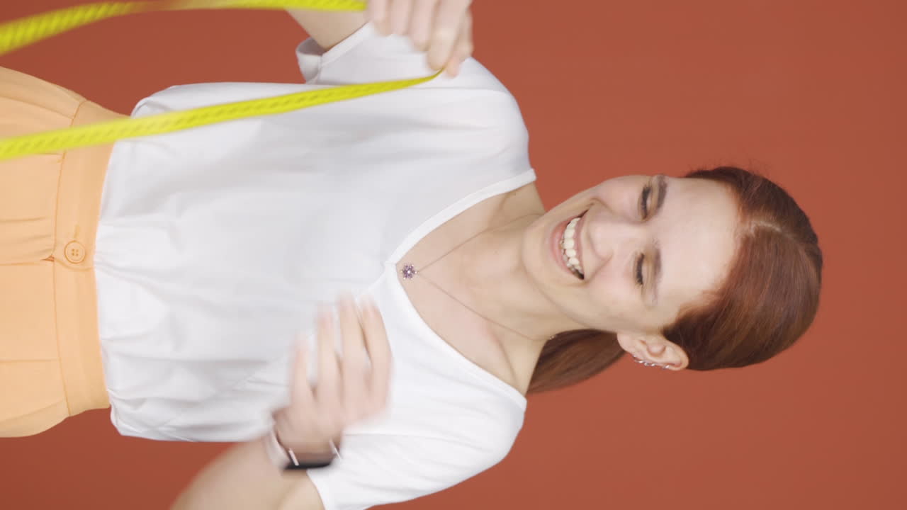 자신의 체중에 만족하는 여성의 수직 비디오입니다.