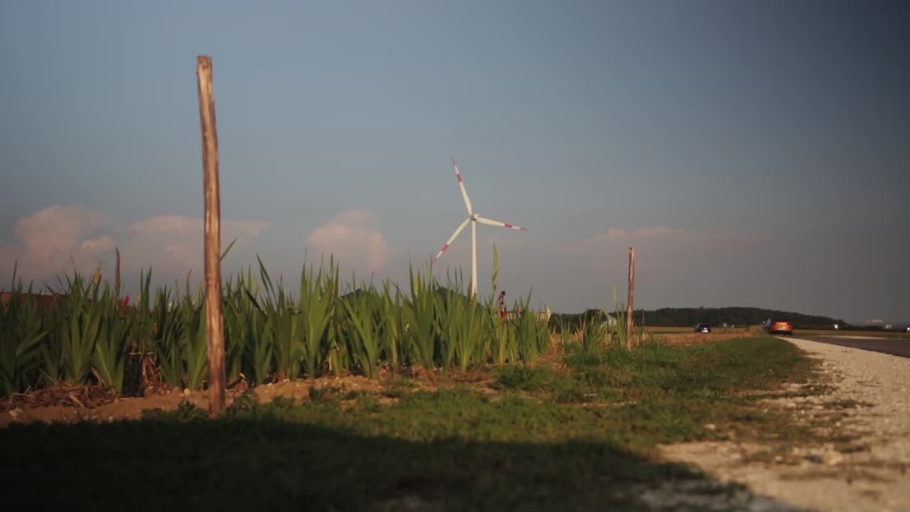 필드에서 회전하는 풍차의 넓은 샷