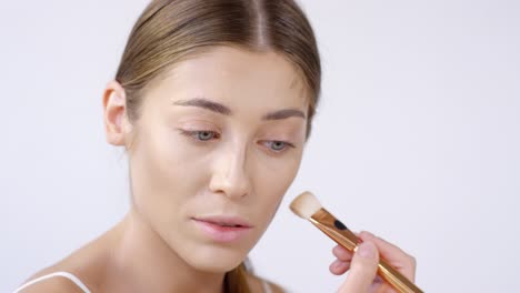 woman contouring her face