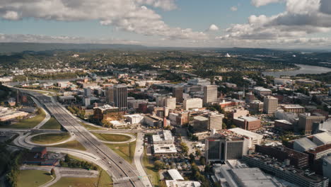 hiperlapso aéreo lento de la autopista 27 y el centro de chattanooga