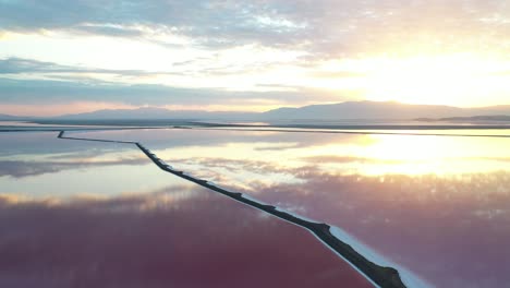 Vista-Aérea-De-La-Mágica-Puesta-De-Sol-De-Verano-Sobre-Lagos-De-Sal-Rosa-Con-Reflejo-Del-Cielo