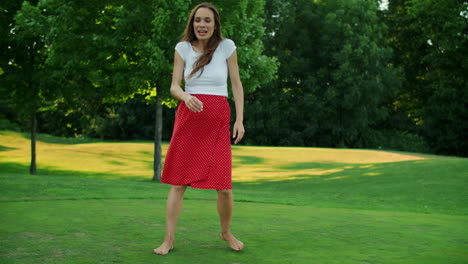 Mujer-Alegre-Lanzando-Pelota-Al-Aire-Afuera.-Niño-Pequeño-Atrapando-Una-Pelota-En-La-Pradera