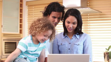 Familie-Mit-Laptop-In-Der-Küche