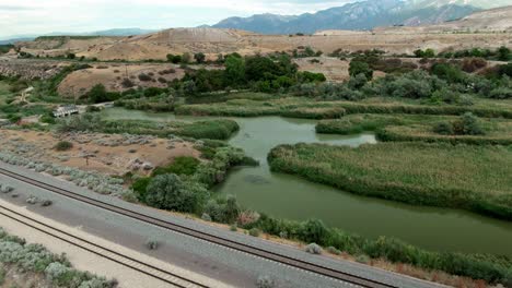 sesión aérea del canal del río jordán en bluffdale, utah