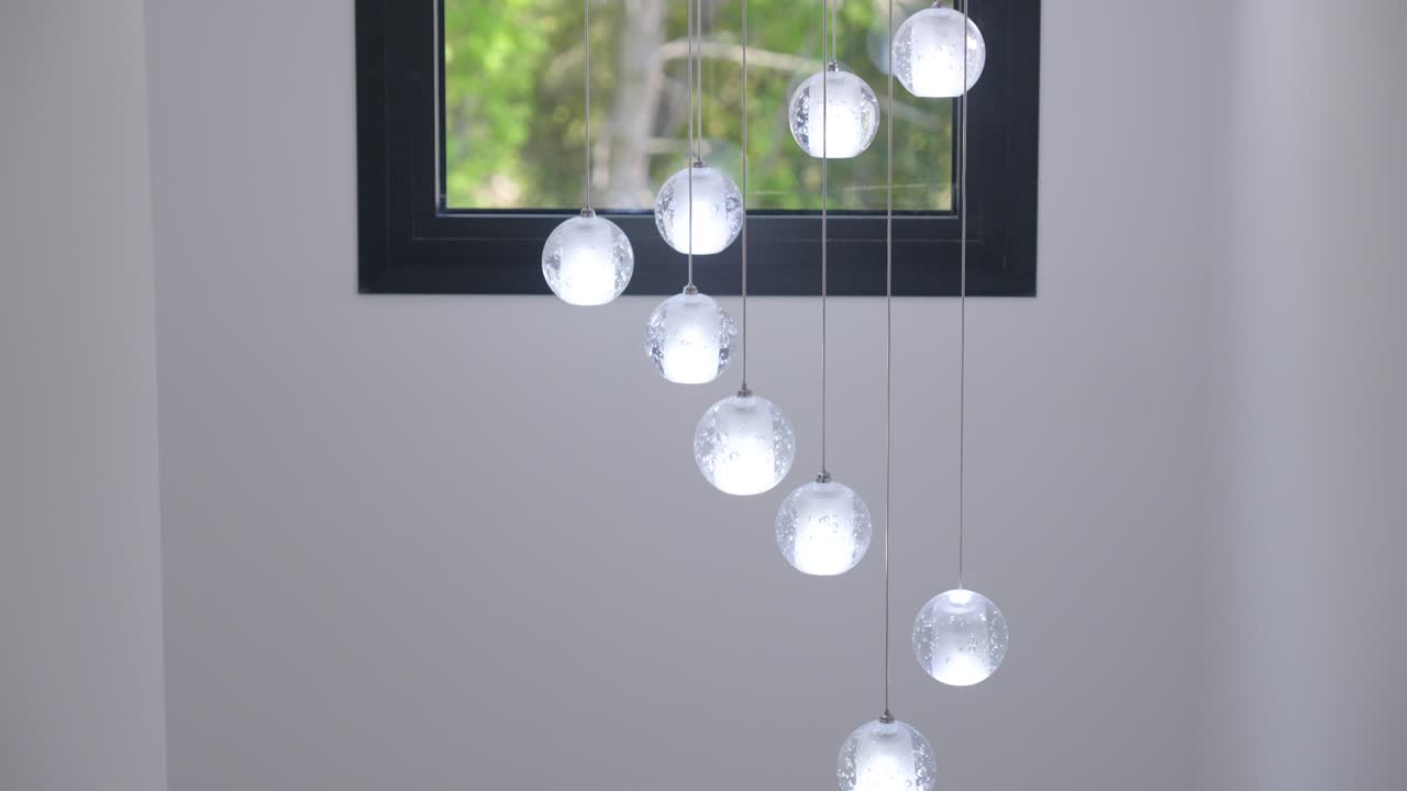 디자인 미니멀리스트 천장 조명 기구는 로프와 전구와 함께 매달린 유리 공으로 구성되어 있습니다.