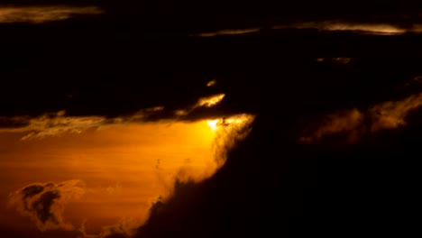 el amanecer en el fondo de la corriente de nubes. lapso de tiempo