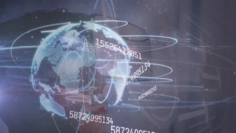 animación de números, conexiones y globo sobre el hombre caucásico en auriculares vr