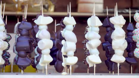 Fruta-Cubierta-De-Chocolate-En-Un-Palo-En-Exhibición-En-Un-Puesto-En-El-Mercado-De-Navidad