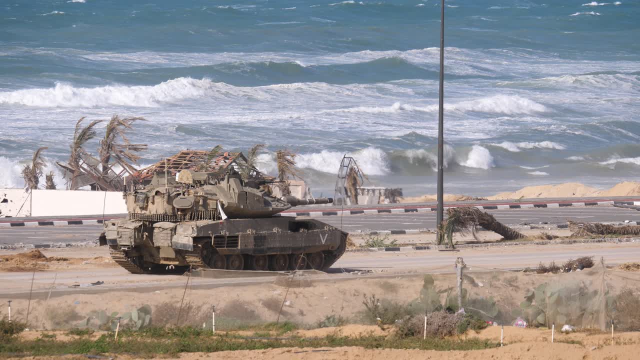 Un carro armato israeliano Merkava Mark IV Barak che si muove lentamente lungo la costa