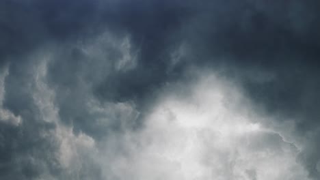 Gewittergewitter,-Das-In-Den-Dicken-Wolken-Auftrat