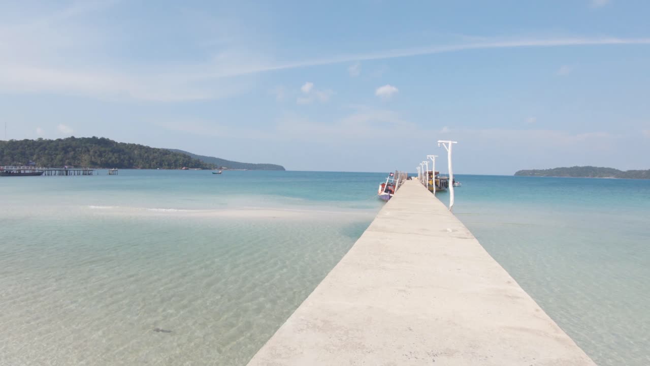 깨끗한 해변 낙원 koh rong samloem, cambodia 위의 부두에서 탁 트인 전망