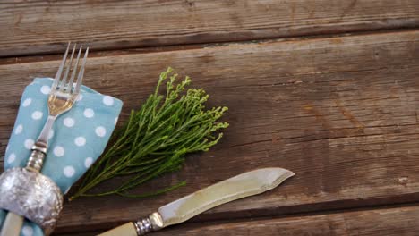 Various-cutlery-on-wooden-table-4k