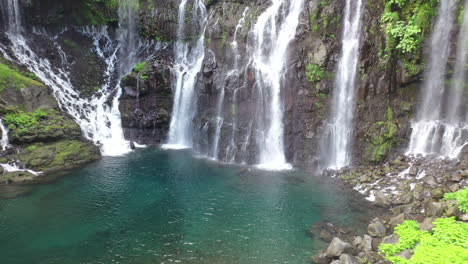 grand galet cae en la cascada langevin en la isla de réunion