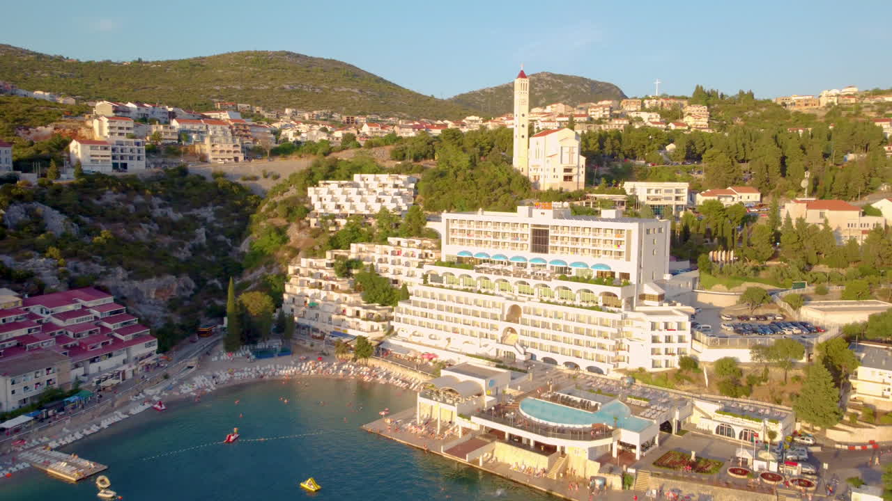 освещенное солнцем здание отеля sunce, 3-звездочный отель с ул.