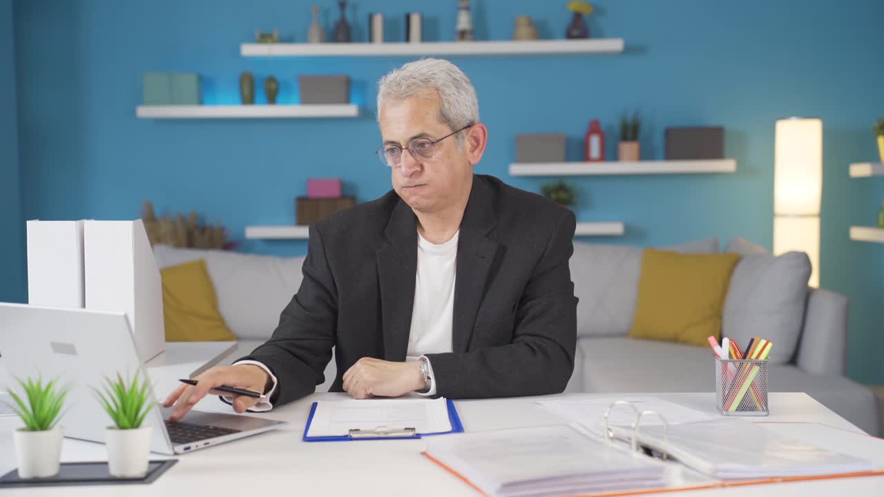 trabajador de oficina en casa, hombre estresado y reflexivo.