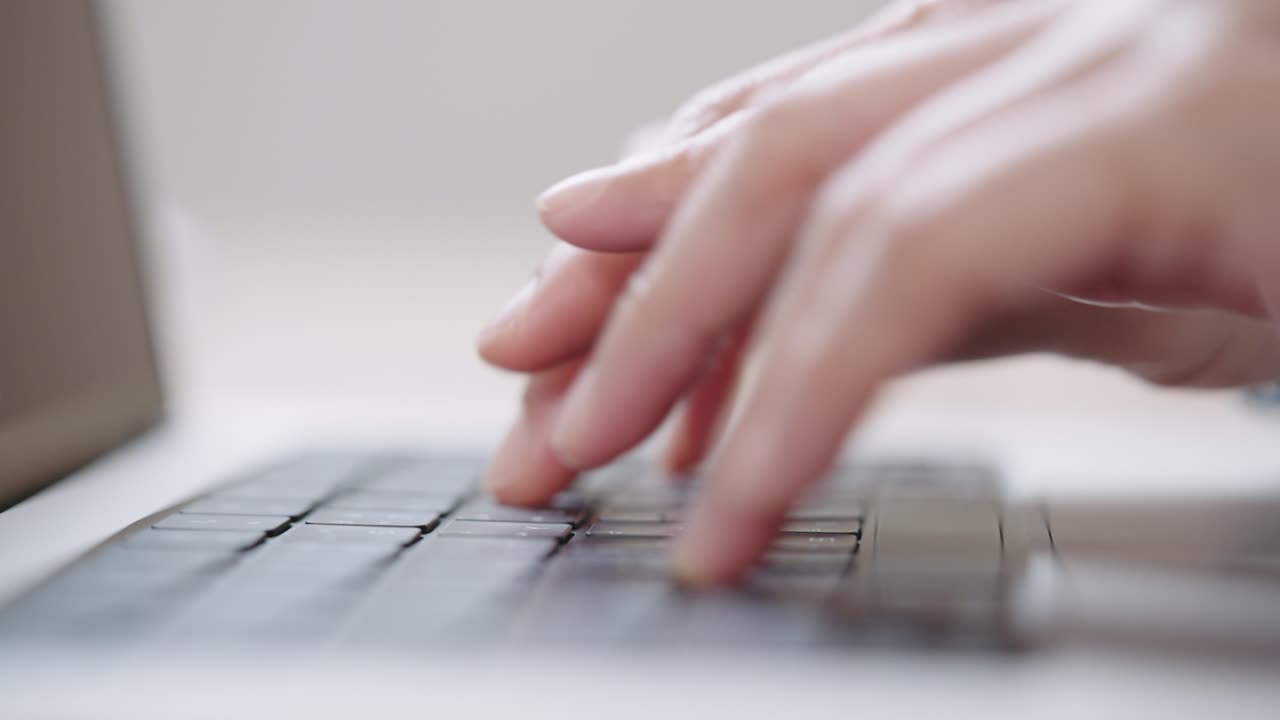 fotografía de cerca de las manos de una mujer de negocios escribiendo en el teclado de una computadora portátil para buscar información, soporte de comunicación en línea, investigación de mercadotecnia, informe de negocios en el escritorio de la oficina por la noche.