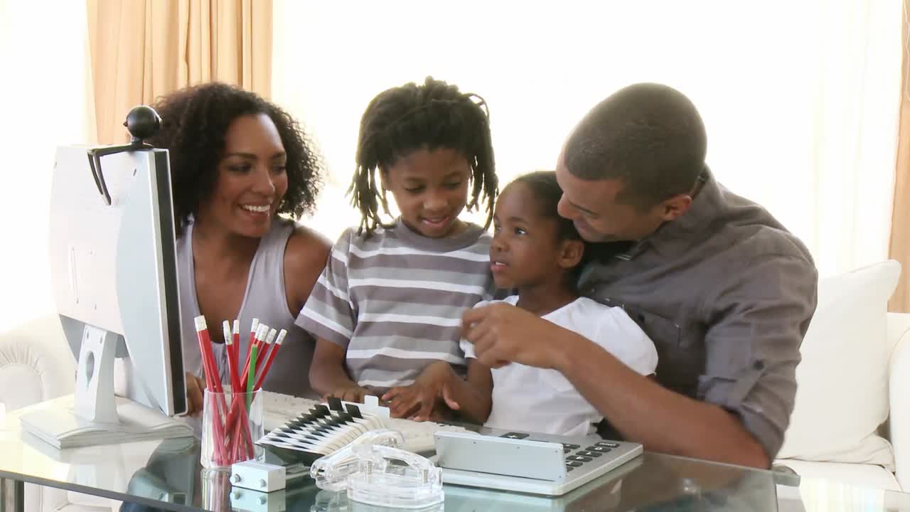 Famiglia afroamericana in teleconferenza