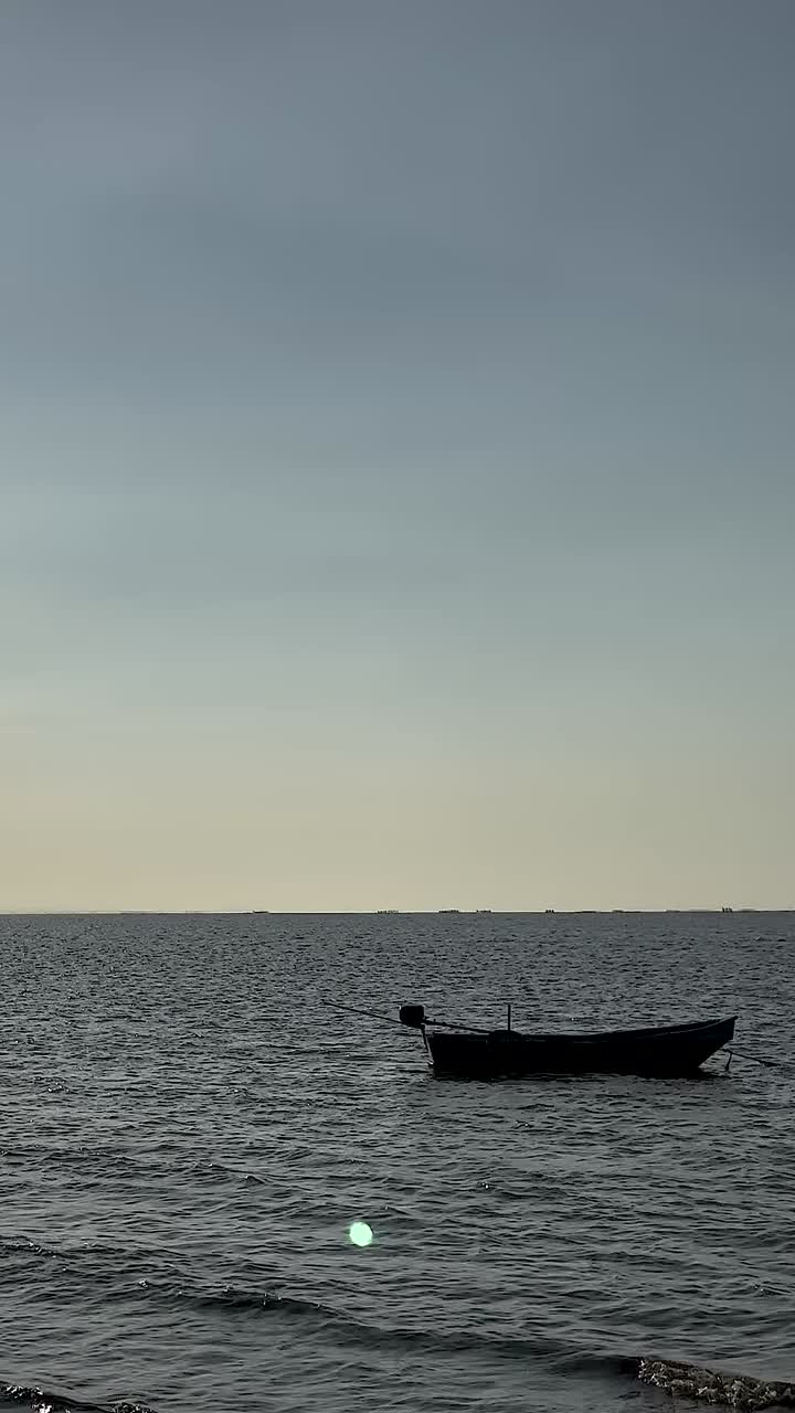 외로운 배와 함께 평온한 바다