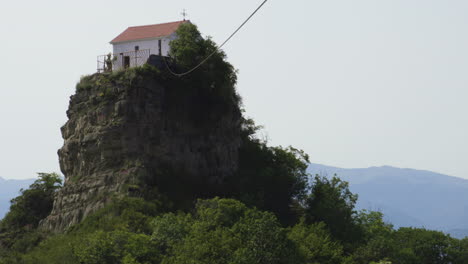 Antiguo-Monasterio-Sobre-La-Formación-De-Piedra-Caliza-En-Tsveri,-Georgia