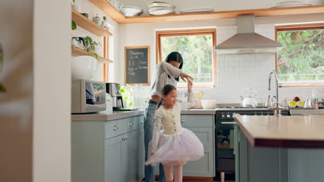 Danza,-Ballet-Y-Niña-Con-Madre-En-La-Cocina