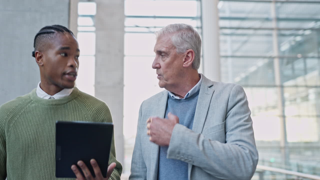Tablet, partnerskab og manager taler med
