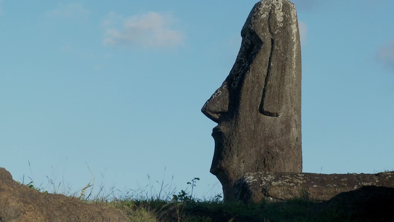 las nubes se mueven detrás de las estatuas de la isla de pascua 1