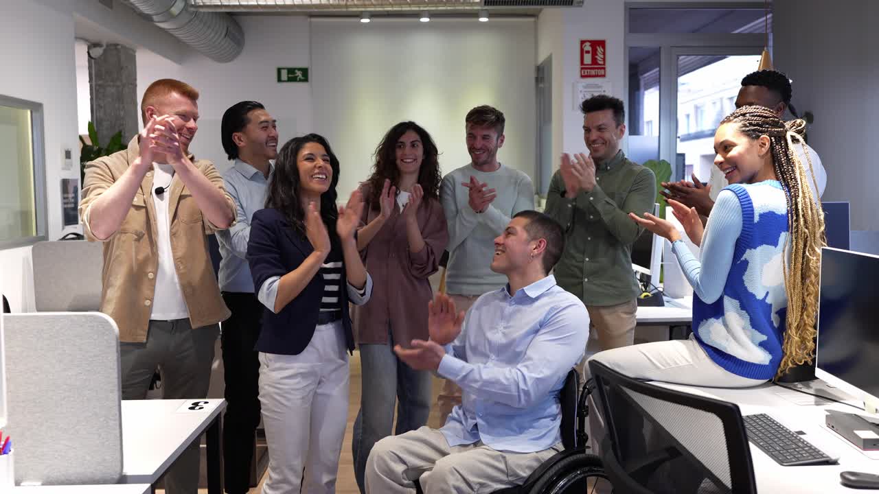 Equipe diversa celebrando o sucesso no escritório