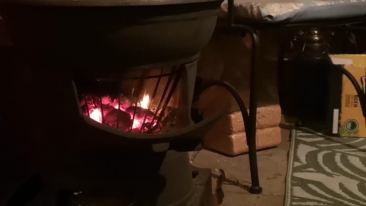 야외 나무 오두막 부엌에서 타오르는 주철 장작 난로 불꽃