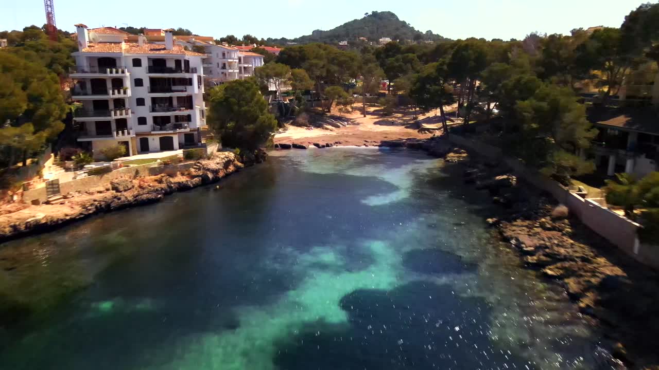 Explore the tranquil beauty of Santa Ponsa in Mallorca, where clear blue waters meet lush greenery and sandy beaches. Perfect for nature lovers and vacation seekers enjoying a peaceful getaway.