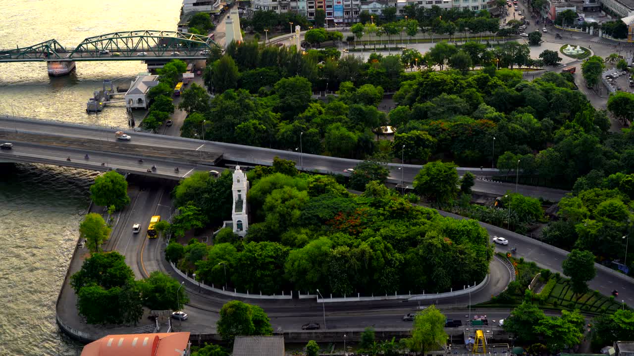 phra phuttha yodfa bridge는 태국 방 시의 숲 나무로 된 순환 교차로입니다.