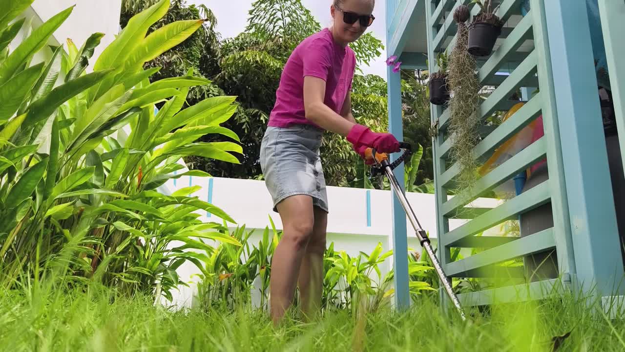 mujer jardinería en un jardín tropical