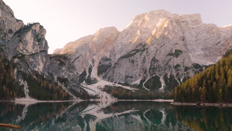 La-Toma-De-Un-Dron-Hacia-Atrás-Revela-Un-Reflejo-En-El-Famoso-Lago-Braies-En-Los-Dolomitas-Italianos