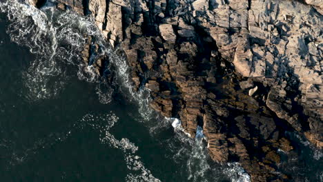 Impresionantes-Vistas-Aéreas-De-Las-Olas-Rompiendo-En-La-Costa-De-Maine