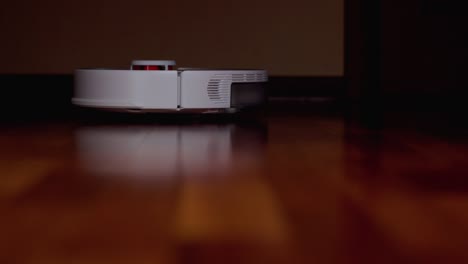 robot aspirador inteligente con lidar en el suelo de madera. robot aspirador realiza la limpieza automática del apartamento. 4k cámara lenta 100 fps, prores 422, 10 bits