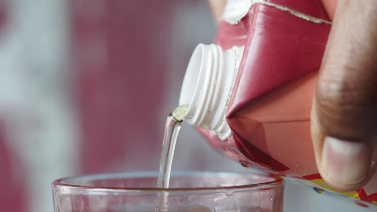 vertido de jugo o agua en un vaso