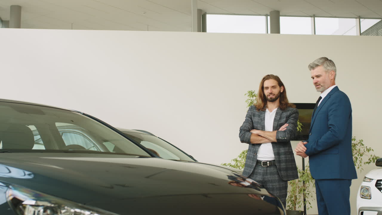 vendedor de automóviles discutiendo con un cliente