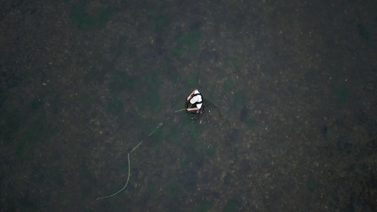 유타 산맥의 프로보 강에서 제물낚시를 하는 남자 위에 드론이 쐈다