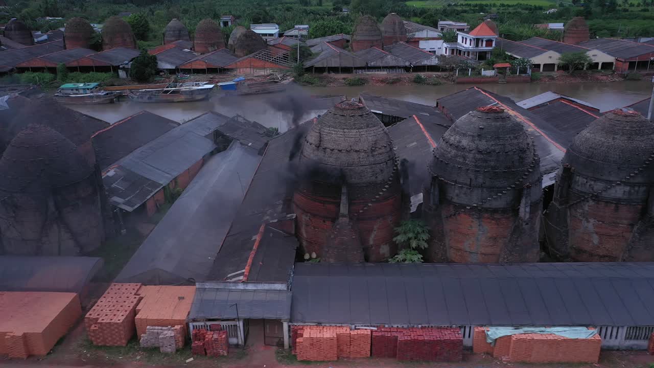 Mekong Deltası, Vietnam'daki Vinh Long'da tuğla fırınları ve kanalın havadan görünümü