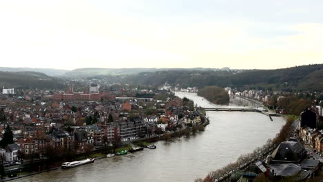 디낭(dinant)은 벨기에 나무르(namur) 지방에 있는 도시로, 뮤즈(meuse) 강 유역에 위치하고 있습니다.