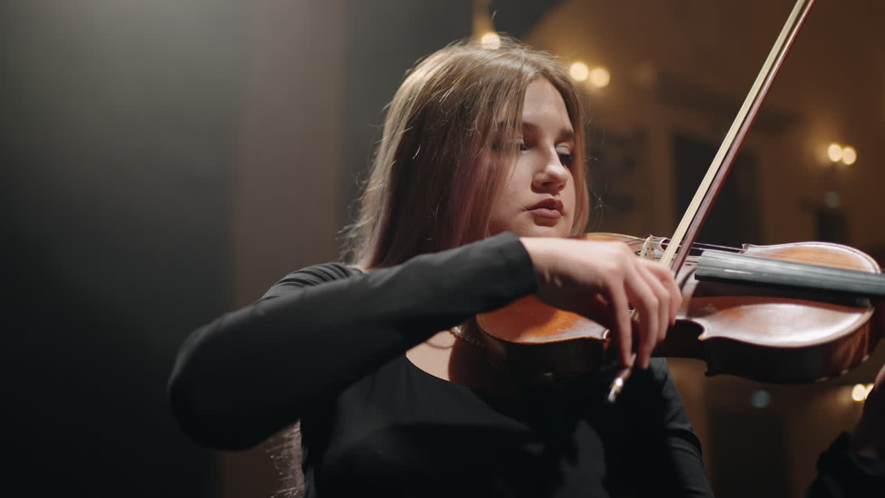 mujer gordo con está tocando el violín en la casa de la ópera violinista femenina está tocando el violín en el salón de música
