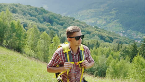 Un-Turista-Muy-Cansado-Con-Una-Mochila-Sube-Por-El-Sendero-De-Montaña-Fuerza-De-Voluntad-Y-Resistencia-Física