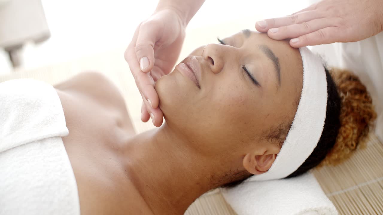 얼굴 마사지를 받는 여자