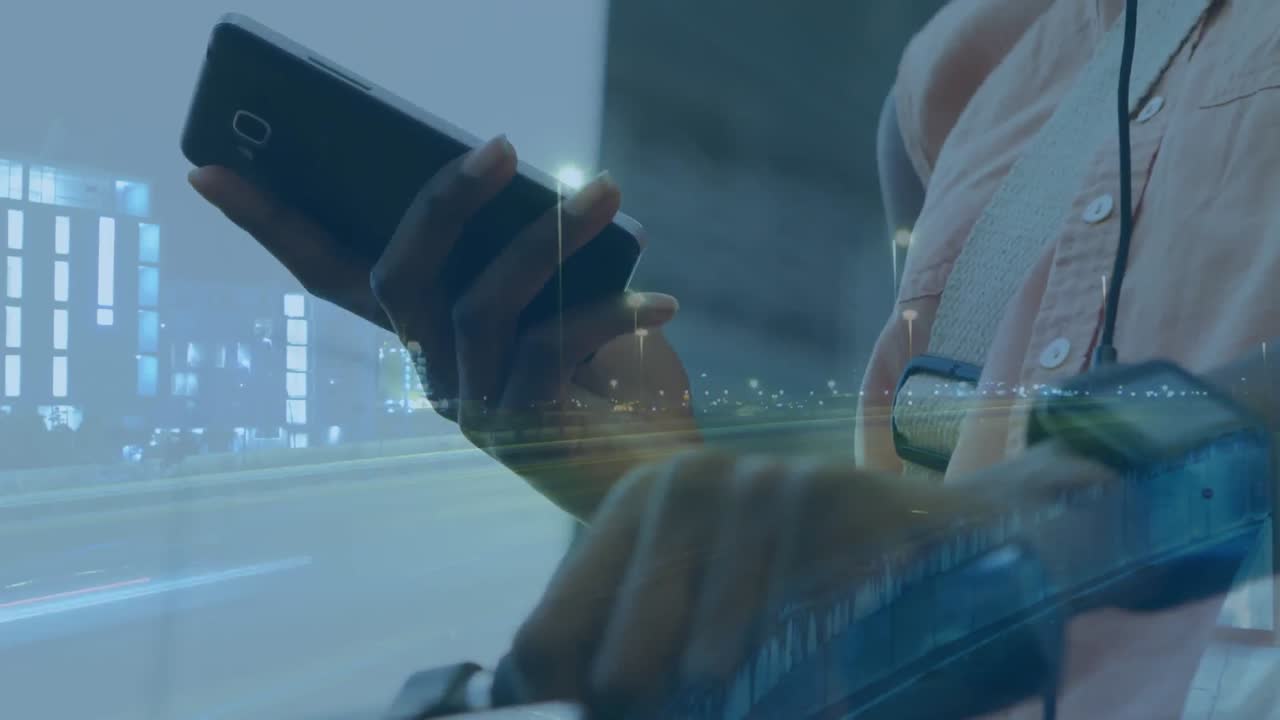 animación de una mujer usando un teléfono inteligente sobre el paisaje urbano