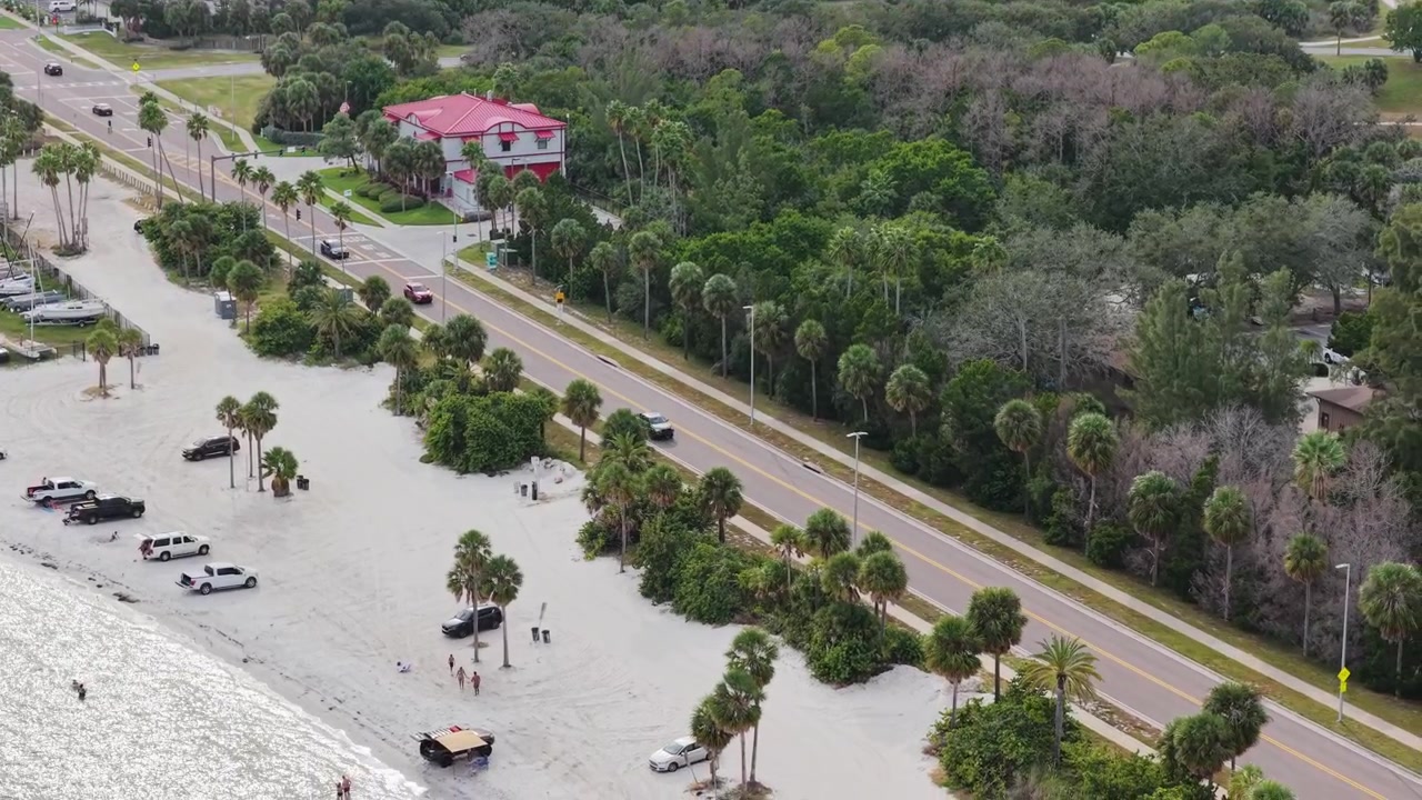 Vit sand längs kustvägarna på Sand Key i Clearwater, Florida, USA. Flygfoto med drönare.