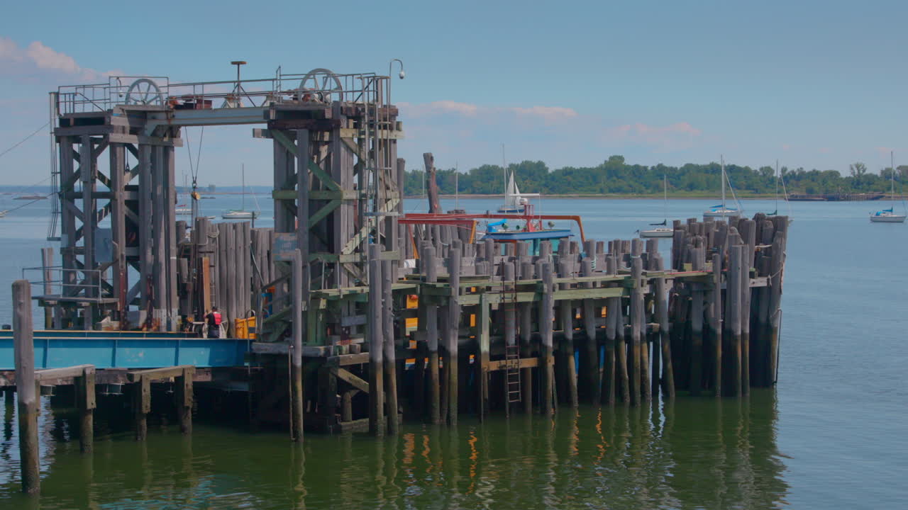 나무 프레임으로 도시 섬에 도킹