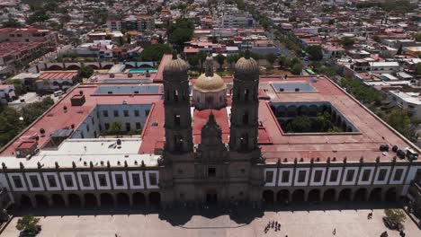 Katholische-Mittelalterliche-Basilika-Unserer-Lieben-Frau-Von-Zapopan,-Guadalajara,-Mexiko,-Drohne