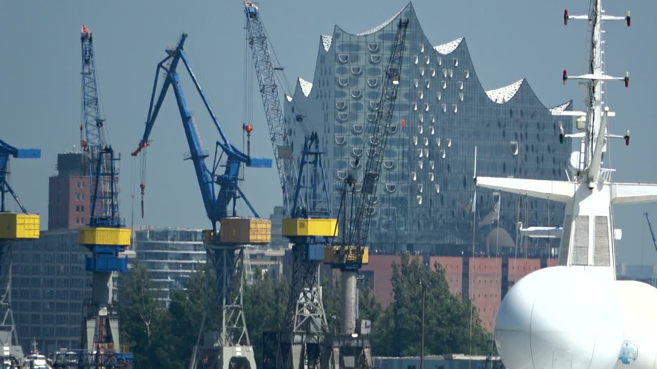 elbphilharmonie de la ópera con grúas de carga, puerto de hamburgo, 4k