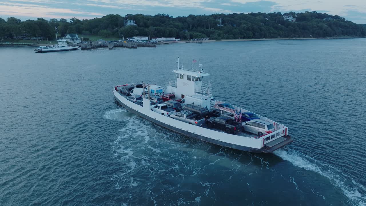 tomada aérea de un avión no tripulado del ferry que se acerca a la isla de refugio north fork long island nueva york antes del amanecer
