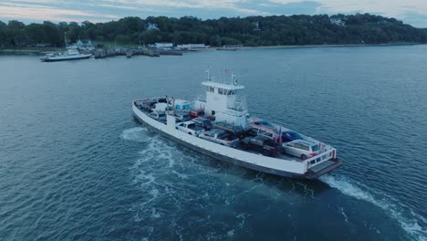 Toma-Aérea-De-Un-Dron-Del-Ferry-Acercándose-A-Shelter-Island-North-Fork-Long-Island-Nueva-York-Antes-Del-Amanecer