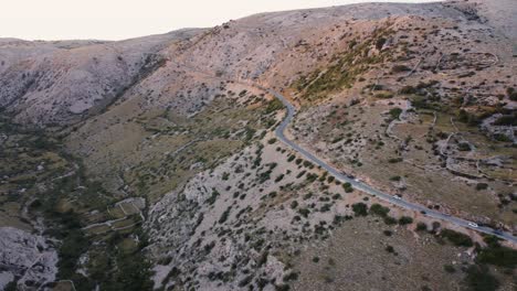 Vista-Aérea-De-La-Carretera-Croata-En-La-Cima-De-La-Montaña-En-La-Isla-De-Krk-En-El-Mar-Adriático